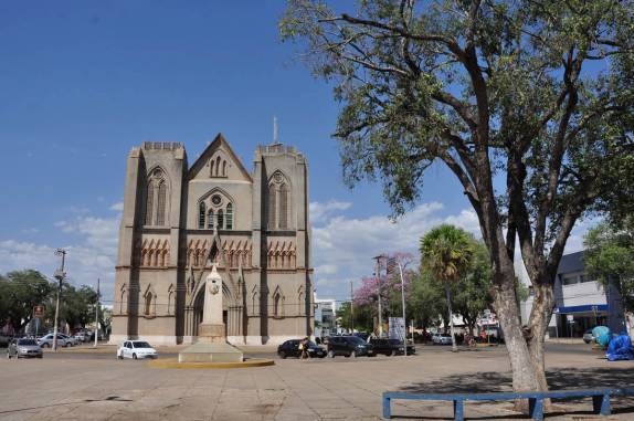A igreja matriz de Cáceres, no Mato Grosso, na praça central da cidade
